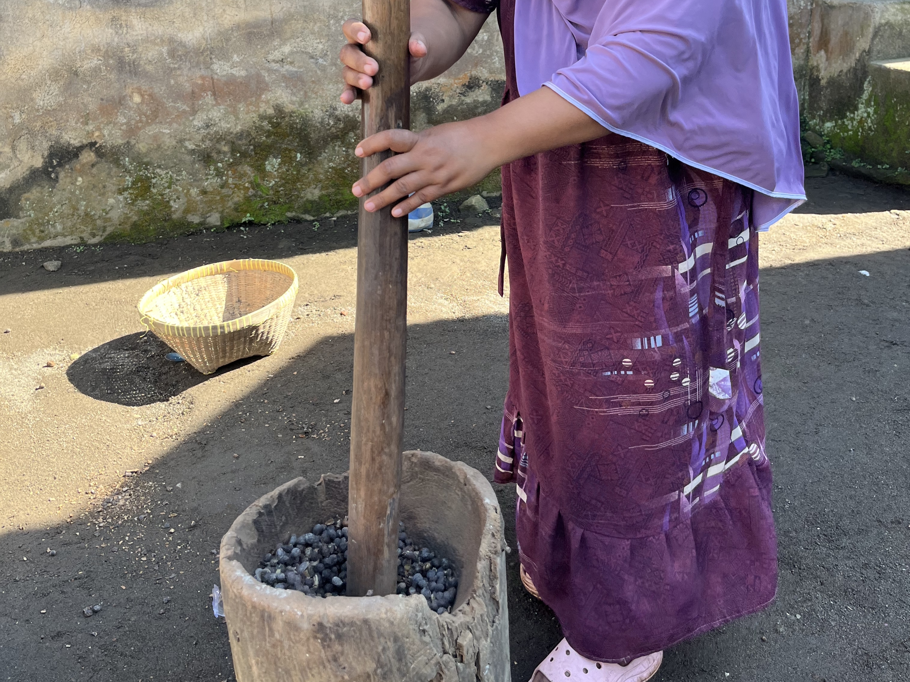 Proses Penumbukkan Kopi